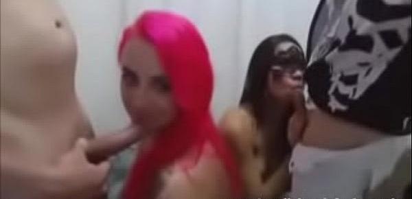  aquela gostosa do cabelo rosa e com uma bunda enorme